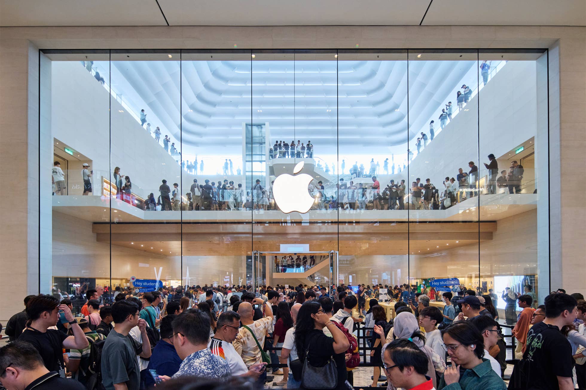Apple-The-Exchange-TRX-Malaysia-opening-day-store-atrium-line.jpg