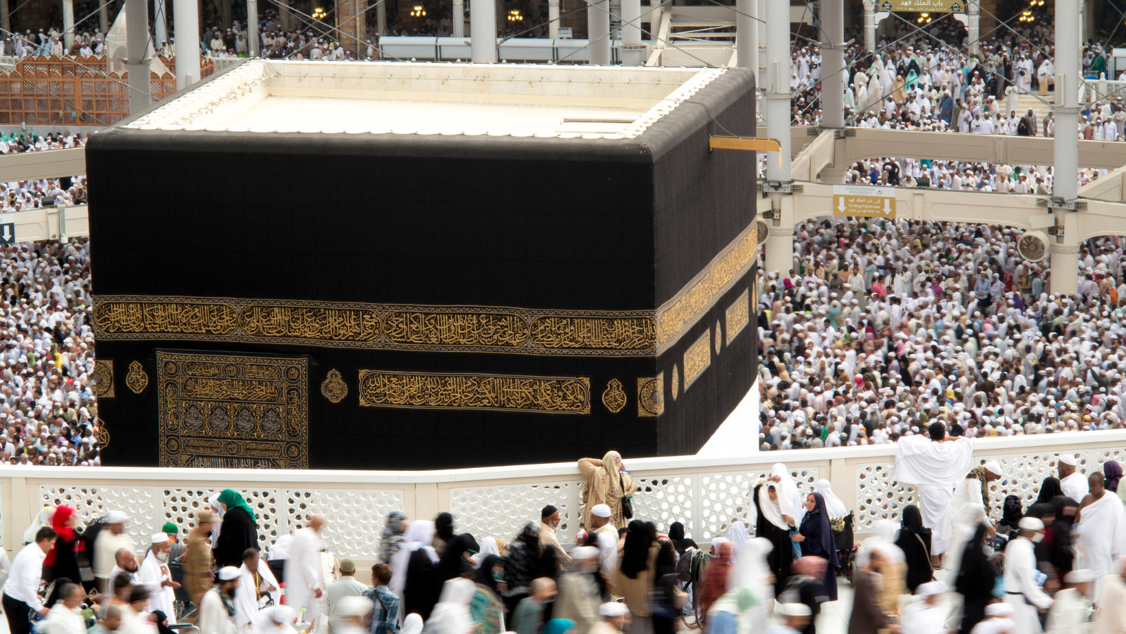 Isu_Umrah_Hukum_Mencium_Hajar_Aswad_Sunat_atau_Paksakan_Diri.png